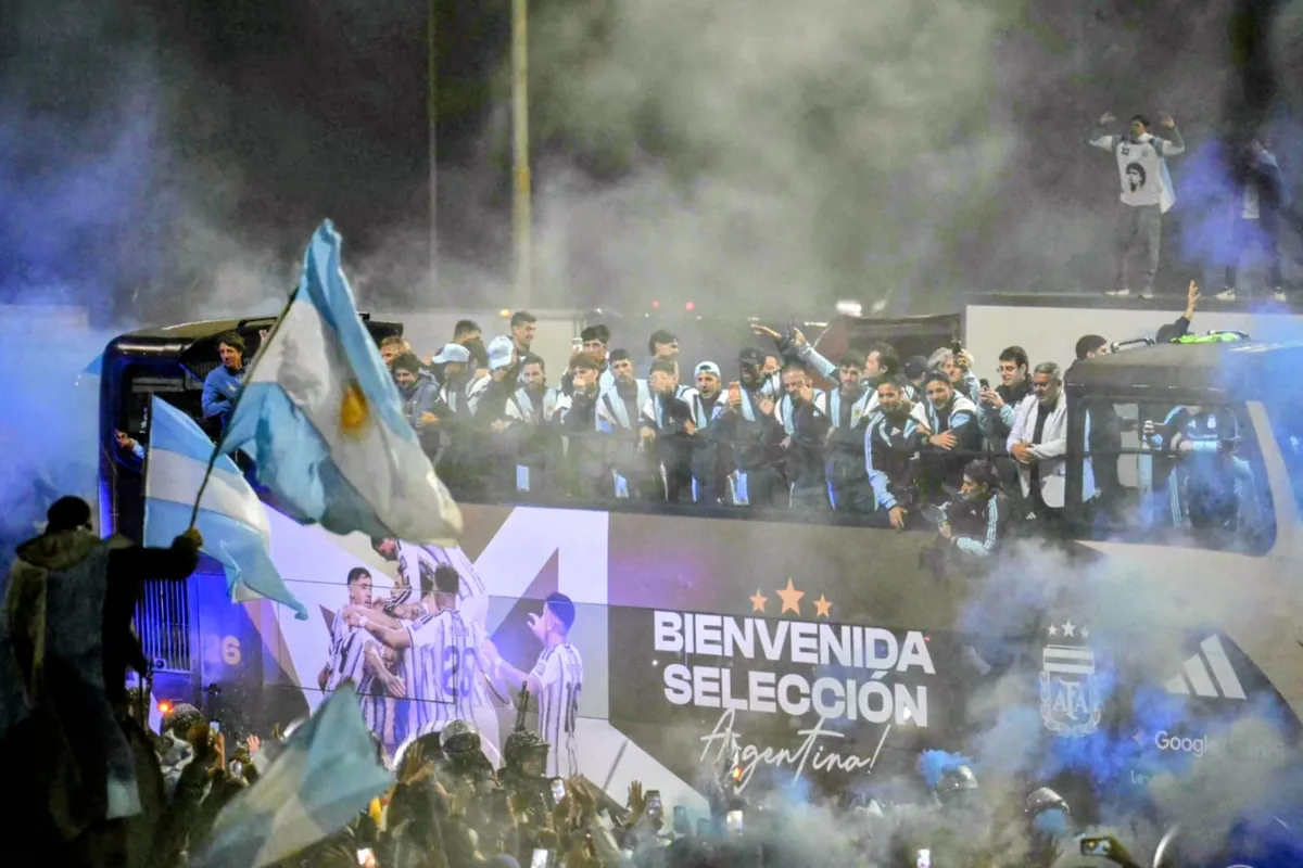 Marea albiceleste: la Selección Argentina tuvo un recibimiento inolvidable en Ezeiza